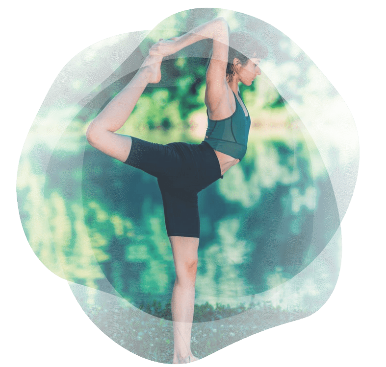 Instructora de yoga realizando una postura de equilibrio para alinear el yoga mente alma.